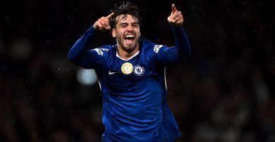 Marc Guiu (fot. Getty Images) Piłkarz Chelsea cieszy się po zdobyciu bramki w meczu Ligi Mistrzów przeciwko Ajaxowi Amsterdam, unosi ręce w geście triumfu.