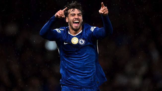 Marc Guiu (fot. Getty Images) Piłkarz Chelsea cieszy się po zdobyciu bramki w meczu Ligi Mistrzów przeciwko Ajaxowi Amsterdam, unosi ręce w geście triumfu.