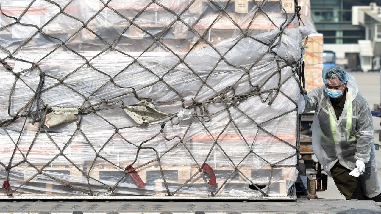 Pierwsza partia środków ochrony osobistej, zamówionych z Chin przez fińską agencję, nie spełnia europejskich standardów (fot. PAP / Photoshot /Li Jianan) Pierwsza partia środków ochrony osobistej, zamówionych z Chin przez fińską agencję, nie spełnia europejskich standardów (fot. PAP / Photoshot /Li Jianan)