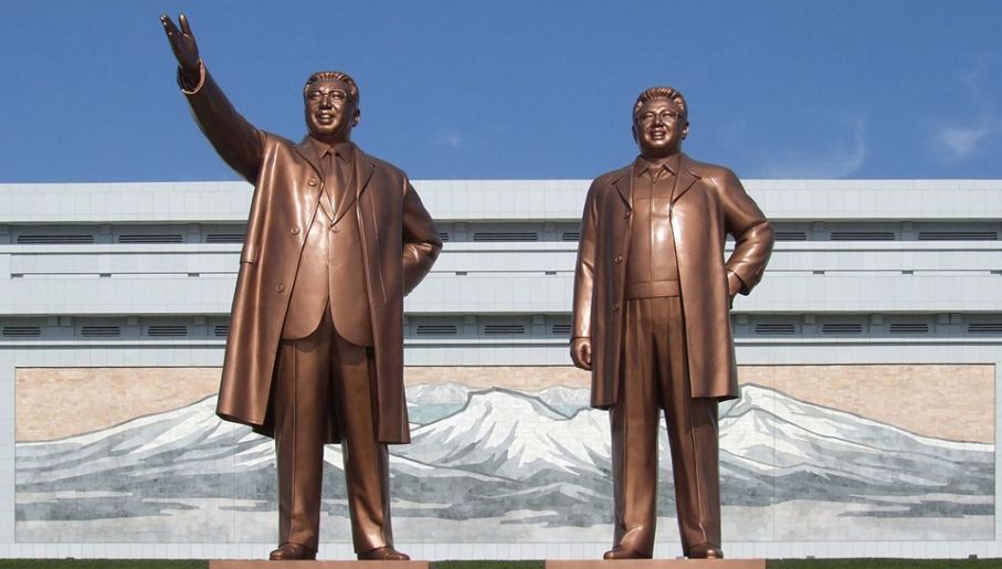 Kim Ir Sen i Kim Dzong Il są otoczeni w KRL-D czcią boską (fot. Wiki 3.0/Nicor)