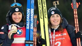 Julia Simon (z lewej) jest oskarżona o kradzież kart płatniczych Justine Braisaz-Bouchet (z prawej; fot. Getty Images)