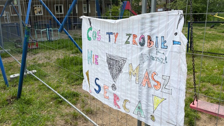Poznań, właściciele ogrodzili plac zabaw na Winogradach, zdewastowali huśtawki (fot. nadesłane)