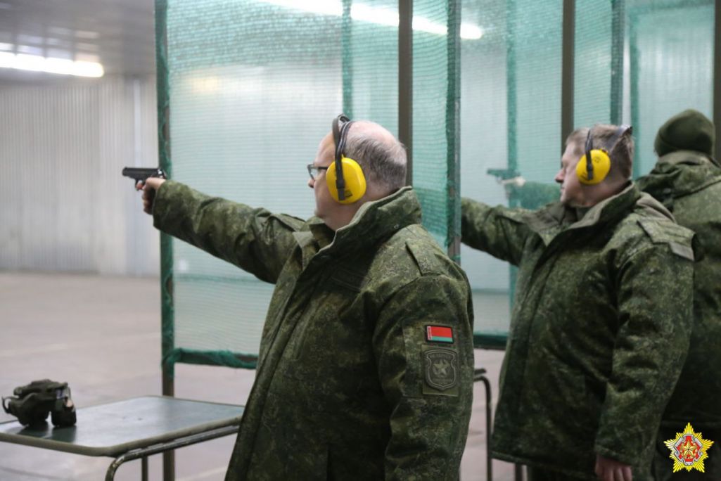 Кіраўніцтва беларускіх ВНУ на занятках па агнявой падрыхтоўцы. (Фота: Міністэрства абароны)