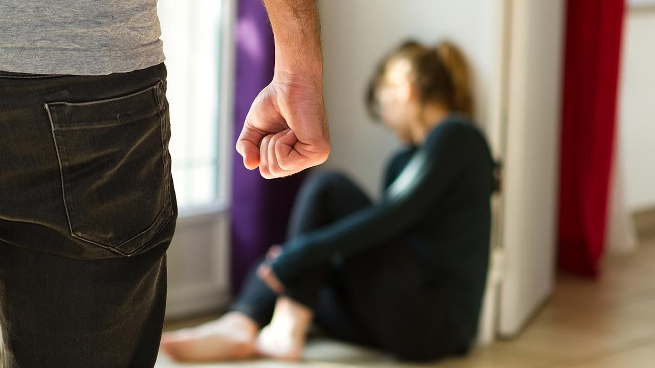 Trzy miliony kobiet mieszkających w Hiszpani było lub jest nadal ofiarami przemocy w związku (fot. Shutterstock/sdecoret) Trzy miliony kobiet mieszkających w Hiszpani było lub jest nadal ofiarami przemocy w związku (fot. Shutterstock/sdecoret)