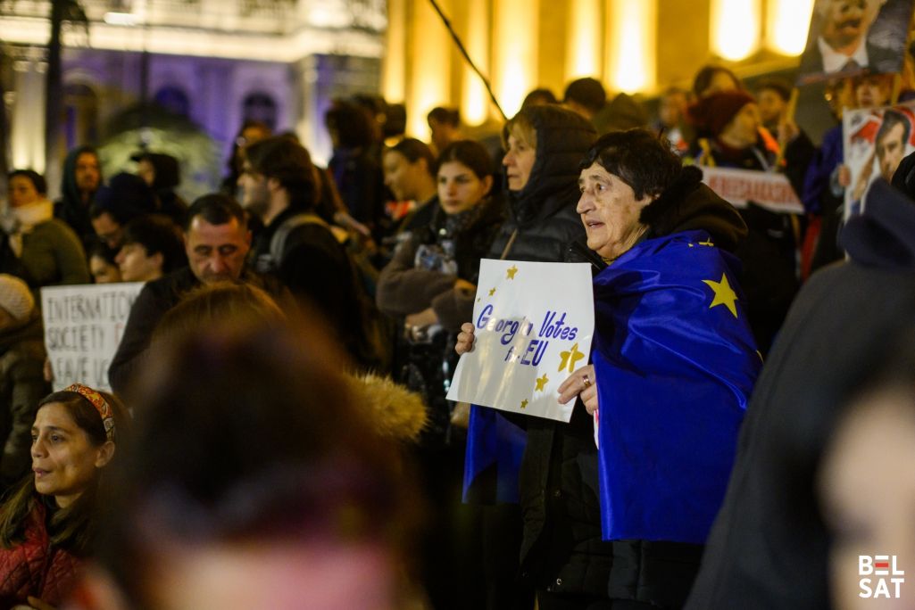 Мітынг апазіцыі перад будынкам парламента Грузіі. Тбілісі, Грузія. 4 лістапада 2024 года. Фота: Белсат