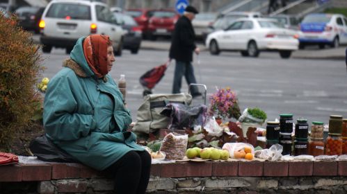 Женщина продаёт фрукты и домашнее варенье на улице в Минске