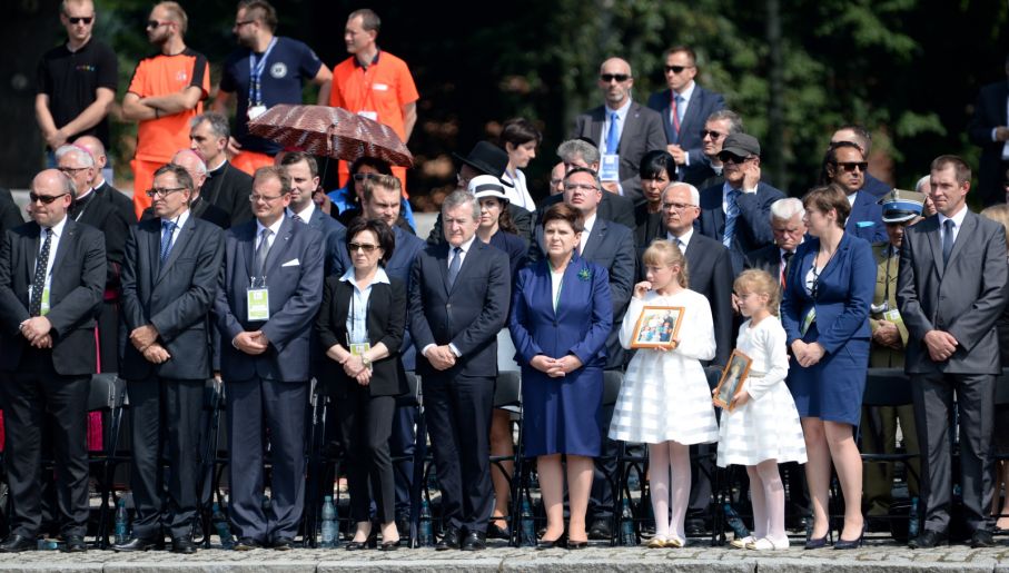 Papież spotkał się z nimi przed pomnikiem ofiar obozu w Auschwitz-Birkenau (fot. PAP/Darek Delmanowicz)