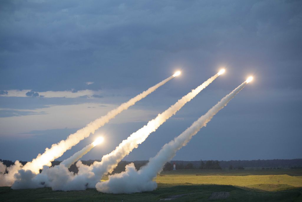 Здымак мае ілюстрацыйны характар. Запуск ракеты з рэактыўнай сістэмы залпавага агню M270A1 падчас вучэнняў у Форт-Рыплі, Мінесота. 19 ліпеня 2022 года. (Фота: Elizabeth Hackbarth / Us Mari / Zuma Press / Forum)