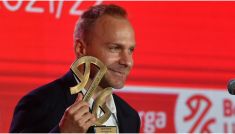Łukasz Koszarek otrzymał dwie nagrody za sezon 2021/2022 (fot. PAP).