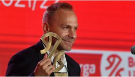 Łukasz Koszarek otrzymał dwie nagrody za sezon 2021/2022 (fot. PAP).