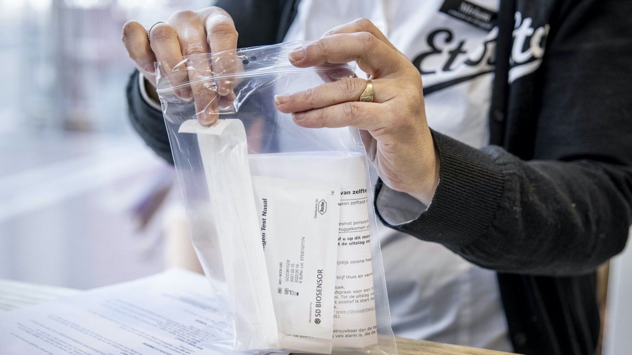 Nie wszystkie placówki zostały w pełni zaopatrzone (fot. PAP/EPA) Nie wszystkie placówki zostały w pełni zaopatrzone (fot. PAP/EPA)