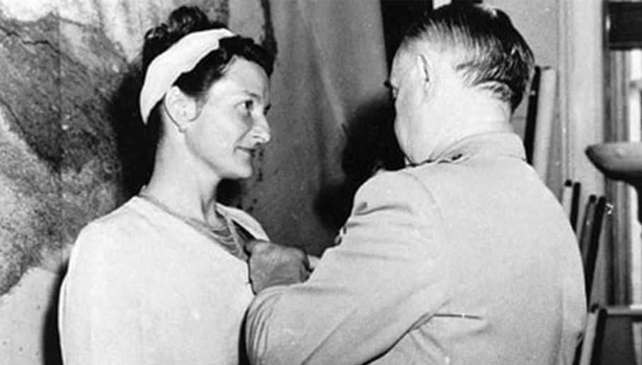 Hall jako jedyna kobieta otrzymała podczas II wojny światowej Krzyż za Wybitną Służbę (fot. CIA)