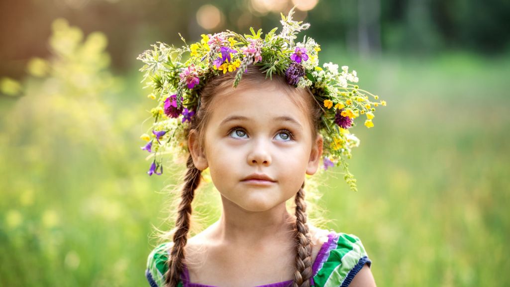 Na zdjęciu dziewczynka z tradycyjnym, słowiańskim wiankiem (fot. Olya Komarova/Shutterstock)