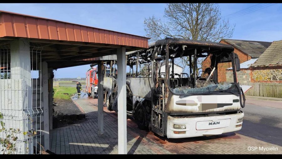 W gminie Mycielin spłonął autobus PKS (fot. OSP KSRG Mycielin)