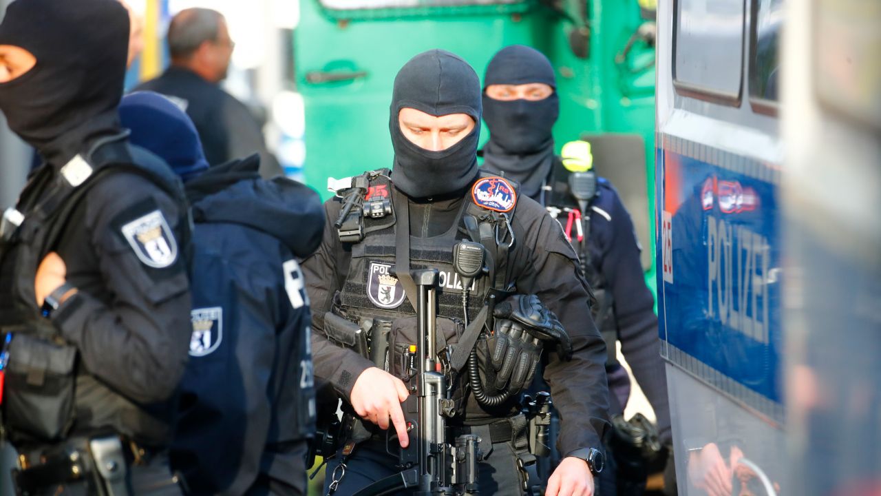 Zatrzymano 14 osób podejrzanych o planowanie zamachów (fot. Hannibal Hanschke/Reuters) Zatrzymano 14 osób podejrzanych o planowanie zamachów (fot. Hannibal Hanschke/Reuters)