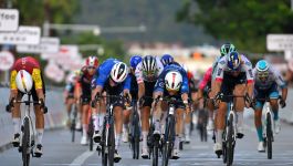 Stanisław Aniołkowski błysnął na finiszu wyścigu w Chinach (fot. Getty). Grupa kolarzy w różnych strojach drużynowych, w tym Stanisław Aniołkowski (Cofidis, po lewej, w żółto-bordowym stroju) i prawdopodobnie Paul Magnier (Soudal Quick-Step, w niebieskim stroju, na środku), ściga się w sprincie na mecie podczas ostatniego etapu wyścigu Tour of Guangxi w Chinach (fot. Getty).