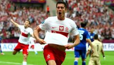 Robert Lewandowski po strzeleniu gola w meczu Polska - Grecja (fot. Getty)