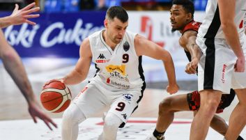 Kamil Łączyński (z piłką) ma nadzieję, że zespół z Lublina odzyska skuteczność (fot. PAP).