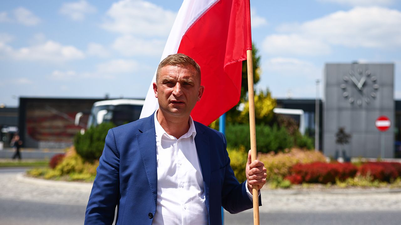 Robert Bąkiewicz usłyszał zarzuty. „Nawoływanie do popełnienia zbrodni”