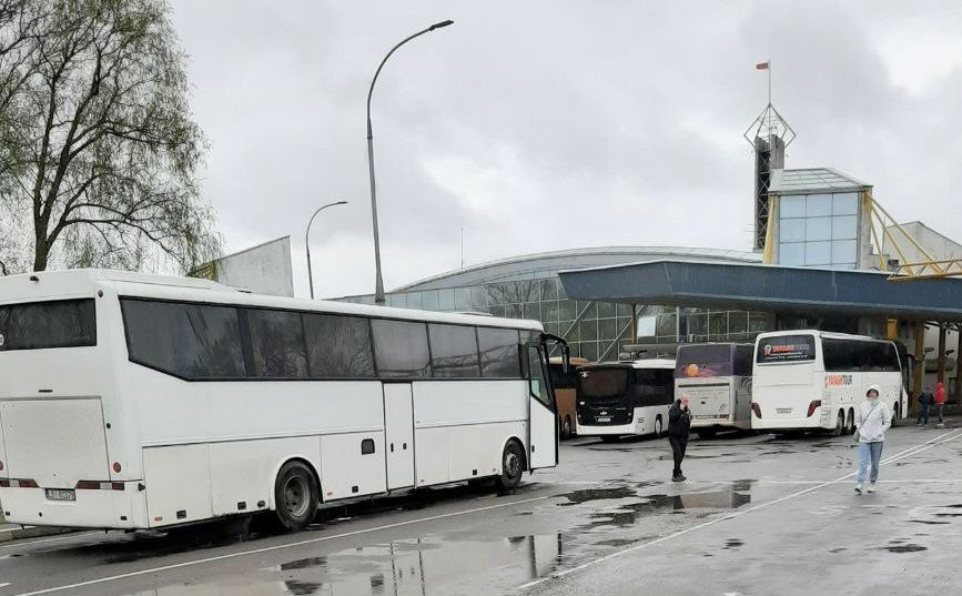 Аўтобусы ў пункце пропуску «Варшаўскі мост – Тэрэспаль». 5 красавіка 2024 года. (Фота: «Варшавка Граница Брест-Тересполь» / Telegram)