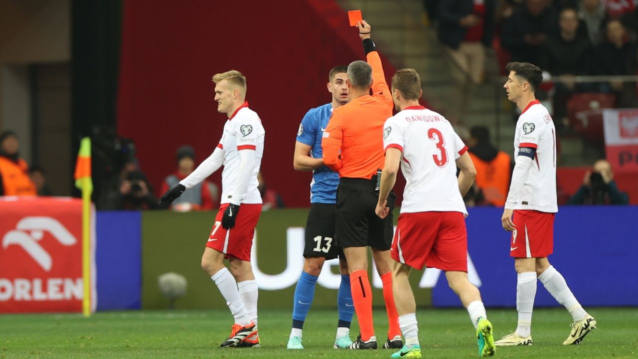 W 27. minucie meczu drugą żółtą, a w efekcie czerwoną kartkę otrzymał Maksim Paskotsi