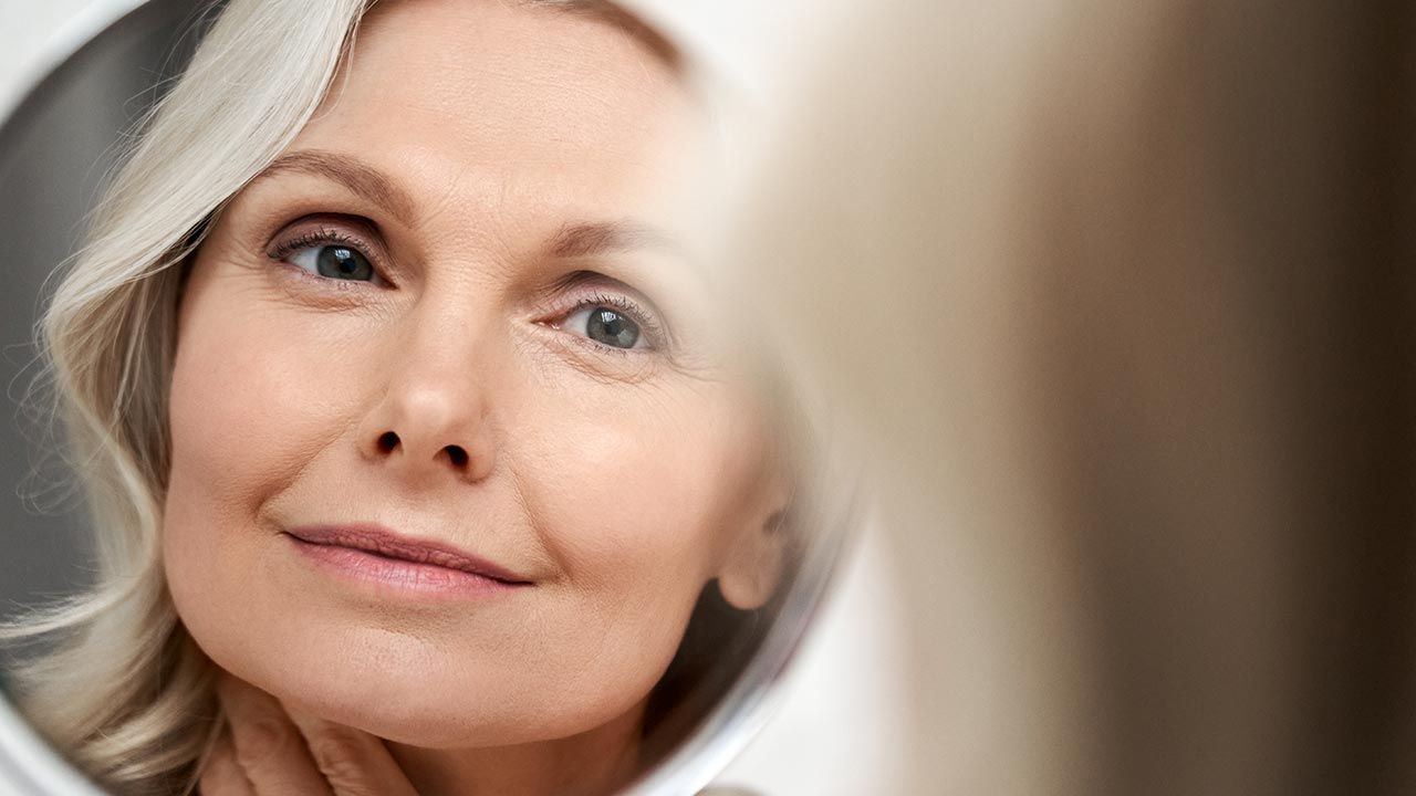 Brytyjscy badacze odmłodzili komórki skóry 53-letniej kobiety (fot. Shutterstock/insta_photos)