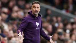 Vitor Pereira (fot. Getty Images) Na zdjęciu widać trenera ubranego w fioletową bluzę z logo klubu Wolverhampton, stojącego przy boisku podczas meczu piłkarskiego, z wyciągniętymi rękami w geście frustracji lub tłumaczenia decyzji. W tle widoczny jest stadion pełen kibiców. Zdjęcie ilustruje momenty pracy trenera Vítora Pereiry, który zgodnie z tytułem został zwolniony z funkcji szkoleniowca angielskiego klubu Wolverhampton.