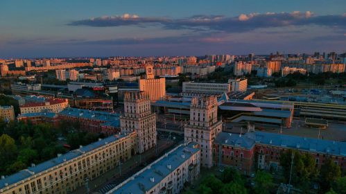 Від на «Браму Менску» ля Цэнтральнага чыгуначнага вакзала. Менск, Беларусь. Фота: Pexels