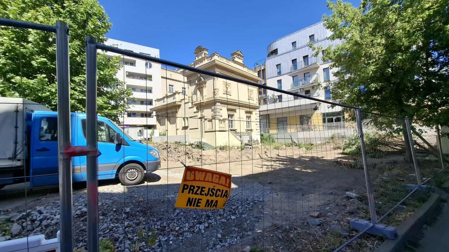 Poznań - Garbary - zabytkowy kantor Krzyżanowskiego zostanie obudowany (fot. Krzysztof Czub TVP3 Poznań)