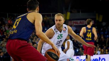 Łukasz Koszarek i Tomas Satoransky podczas euroligowego meczu Barcelona – Stelmet (fot. Getty).