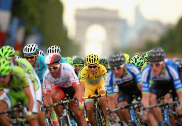 Vincenzo Nibali w środku (fot. Getty Images)