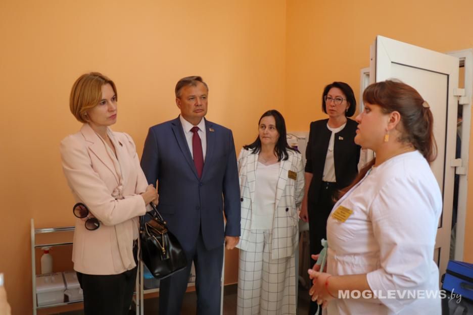 Першая намесніца кіраўніка адміністрацыі арэзідэнта Рэспублікі Беларусь Наталля Пяткевіч (першая злева) падчас рабочай паездкі ў Бялыніцкі раён з мэтай маніторынгу сітуацыі ў сферы аховы здароўя. 2 верасня 2024 года. Фота: mogilevnews.by