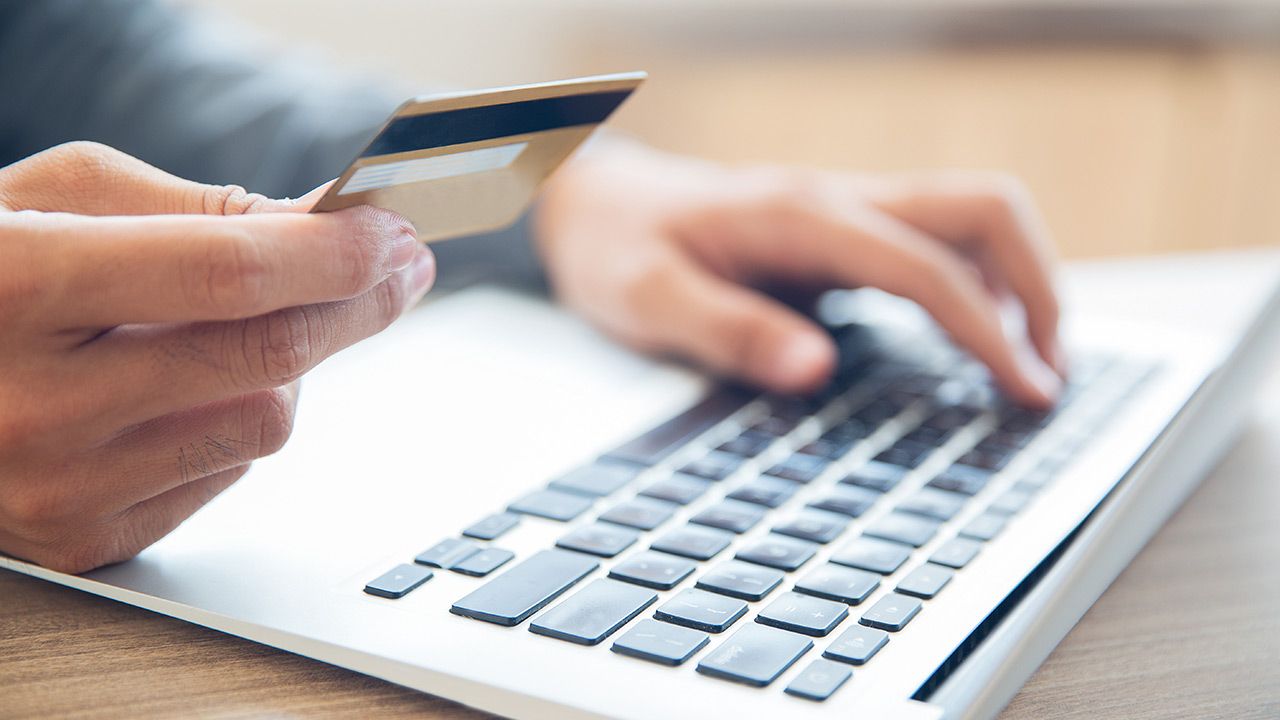 Dał się oszukać. Myślał, że przelewa pieniądze mamie (fot. Shutterstock/Mangostar) Dał się oszukać. Myślał, że przelewa pieniądze mamie (fot. Shutterstock/Mangostar)