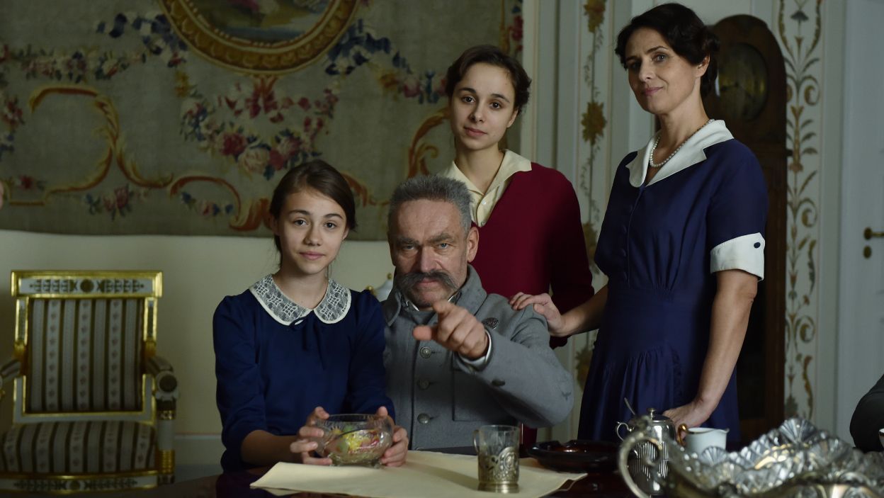 W Belwederze mieszkały wraz z marszałkiem jego żona Aleksandra (w tej roli Dorota Landowska) oraz córki (fot. Ireneusz Sobieszczuk/TVP)