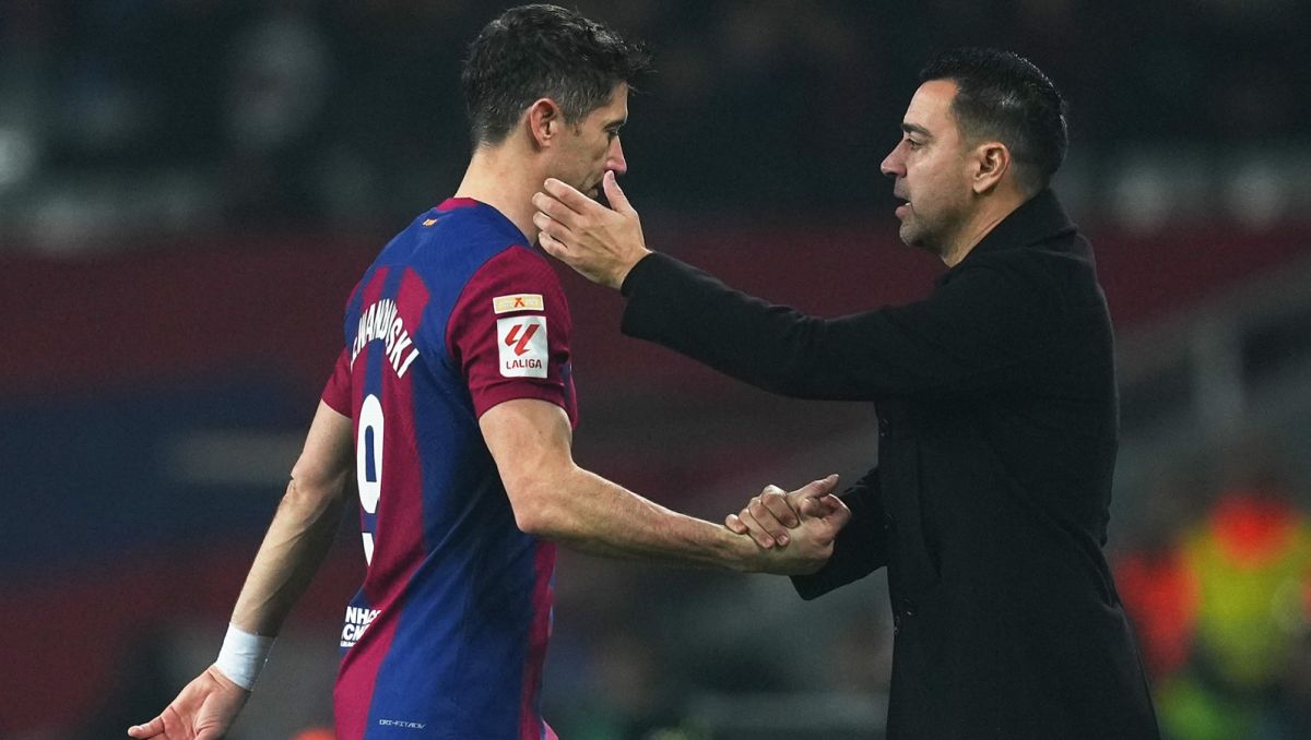 Robert Lewandowski i Xavi Hernandez (fot. Getty).