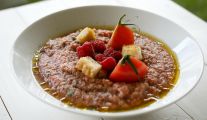 Hiszpańska zupa z pomidorów i chleba
