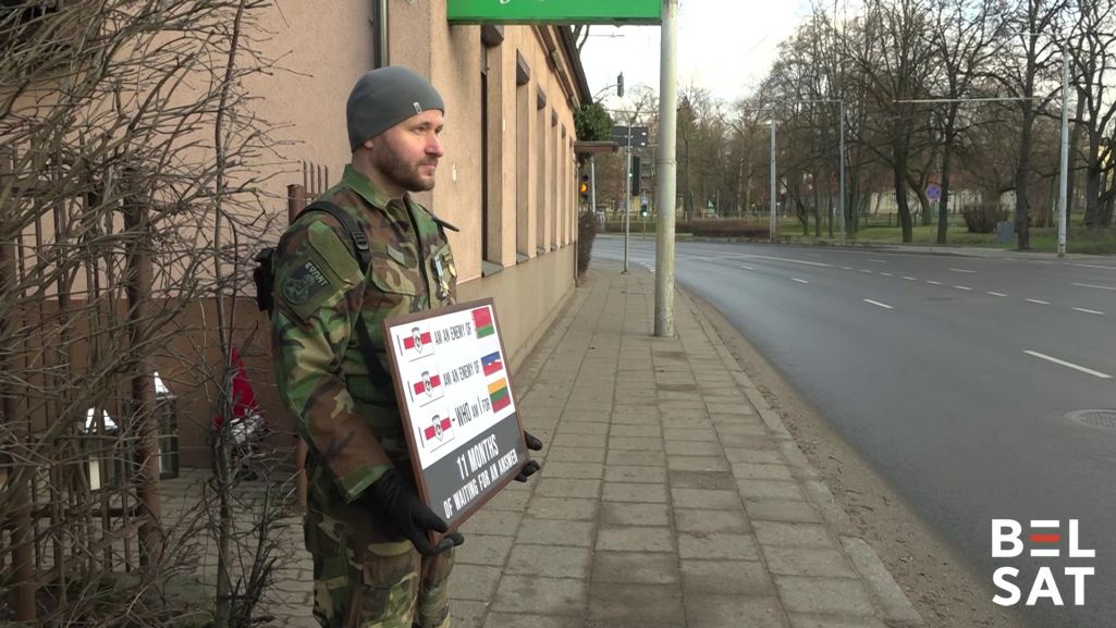 Аляксандр Клачко на пікеце перад Дэпартаментам міграцыі. Вільня, Літва. 18 снежня 2024 года. Фота: Белсат