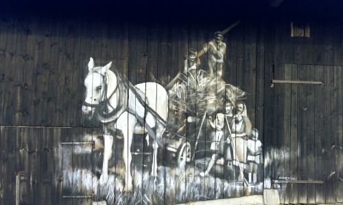 Kuźmina, wieś w gminie Bircza na Podkarpaciu. Leży na Pogórzu Przemyskim. Do 1954 istniała gmina Kuźmina.  Mural inspirowany fotografią z sąsiedniego Rozpucia, przedstawiającego Pana Filika z rodziną.Fot. Arkadiusz Andrejkow