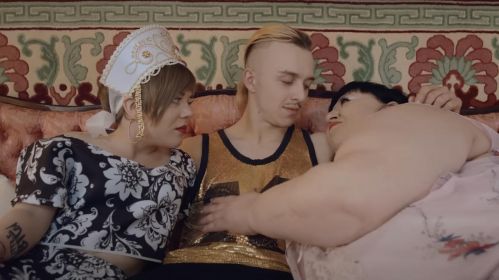 Томі Кэш у кліпе гурта «Little Big» на песню «Give Me Your Money». Крыніца: youtube | littlebig