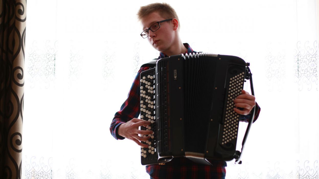 Piotr Motyka najpierw grał na keyboardzie, potem zafascynowały go skrzypce, w końcu wybrał akordeon (fot. TVP)