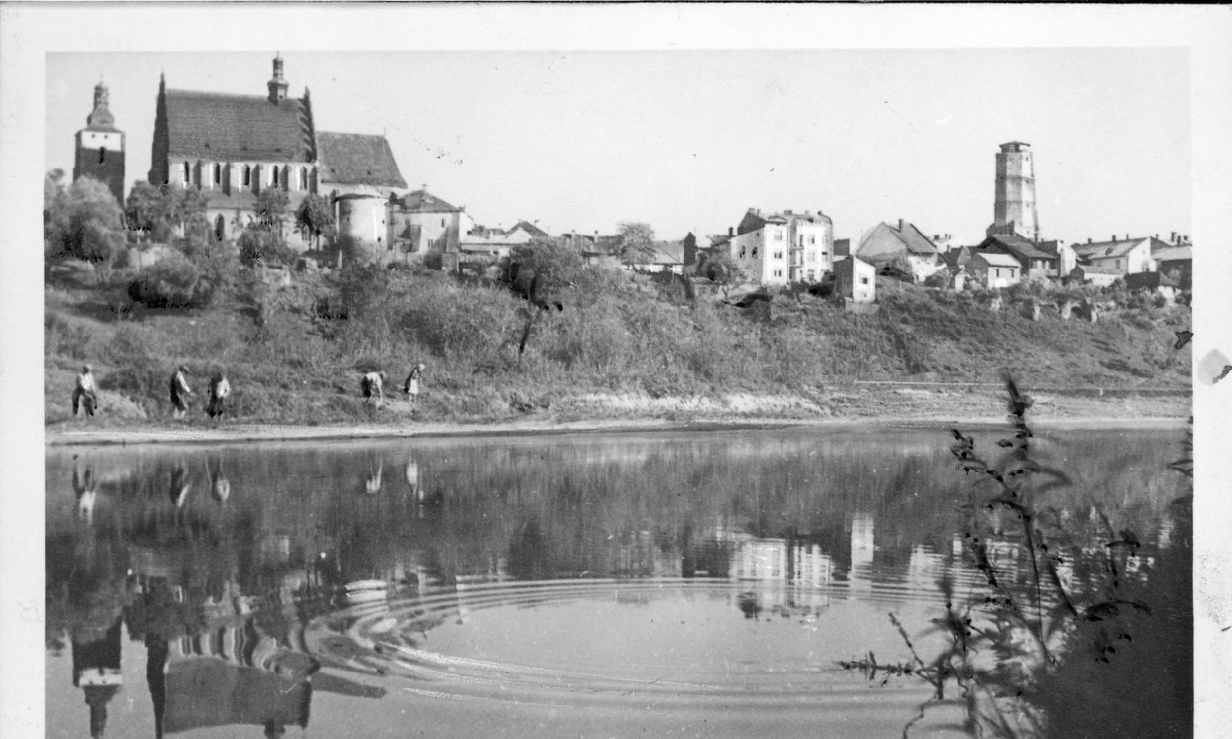 Panorama miasta od strony rzeki Ropy. Październik 1943. Fot. NAC/Wydawnictwo Prasowe Kraków-Warszawa, sygn. 2-8083