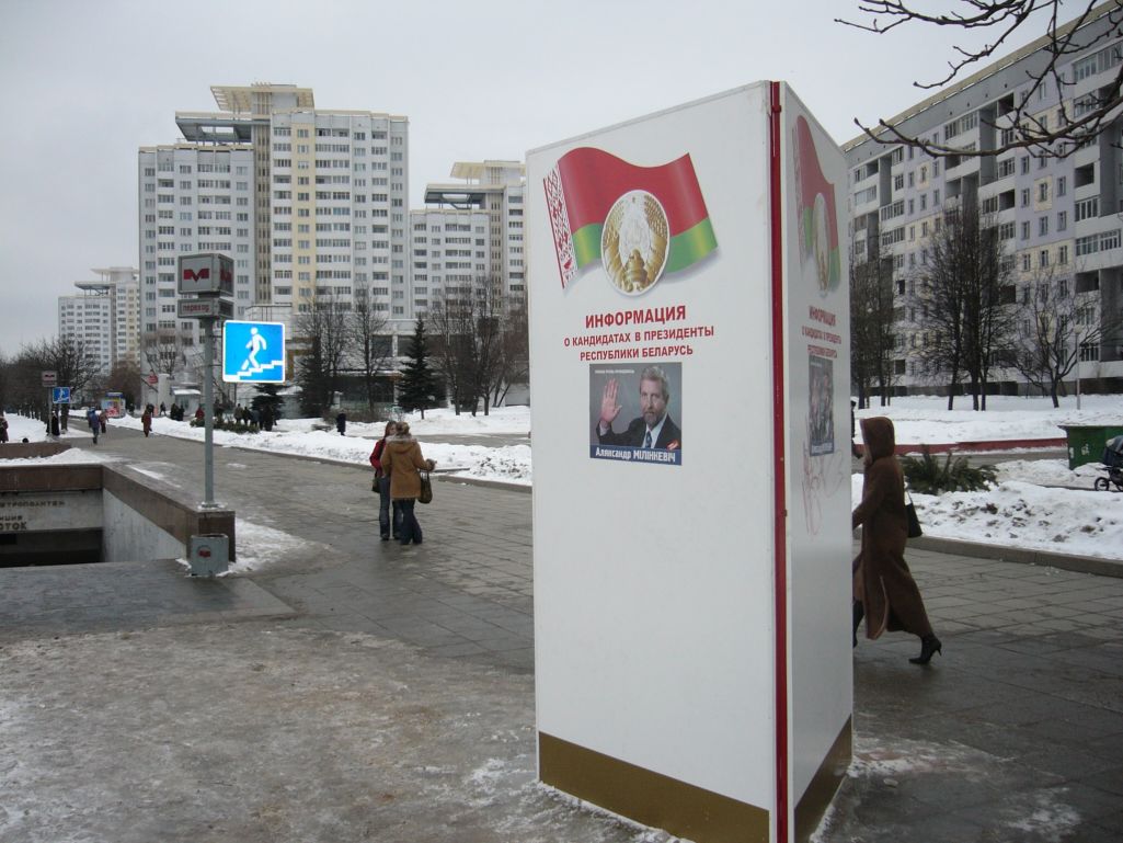 Агітацыйны стэнд ля станцыі метро «Усход» напярэдадні прэзідэнцкіх выбараў. Менск, Беларусь. 27 лютага 2006 года. (Фота: Redline / commons.wikimedia.org)
