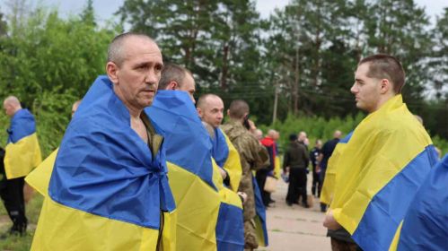 Украінцы, якія былі ў расейскім палоне, па вяртанні на радзіму. 4 ліпеня 2025 года. Фота: Zelenskiy / Telegram