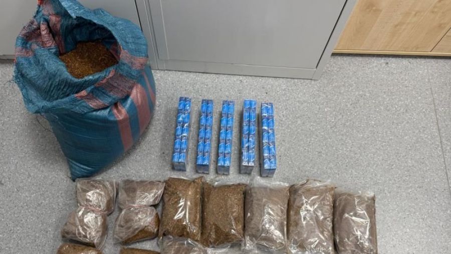 Funkcjonariusze zabezpieczyli 1000 sztuk papierosów bez polskich znaków akcyzowych oraz 17,5 kg krajanki tytoniowej (fot. KPP w Bolesławcu)