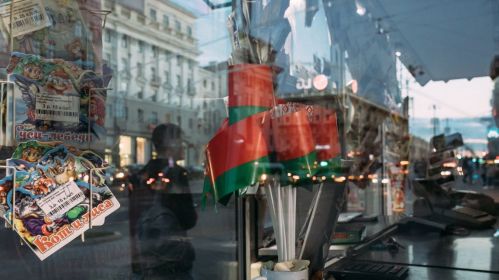 Здымак мае ілюстрацыйны характар. Сцягі Рэспублікі Беларусь у «Белсаюздруку». Менск, Беларусь. 7 верасня 2021 года. Фота: Белсат