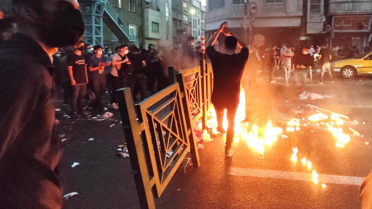Po śmierci Mahsy Amin w Iranie dochodzi do gwałtownych protestów (fot. PAP/EPA)