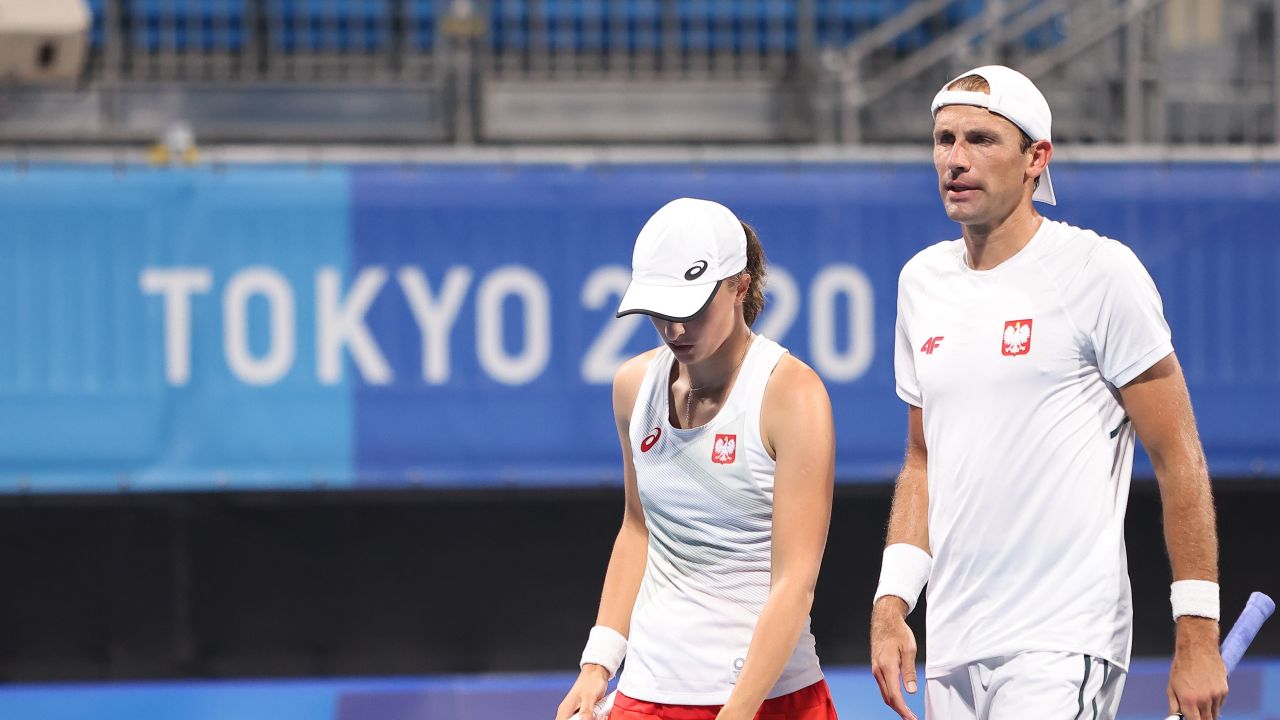 Iga Świątek i Łukasz Kubot przegrali w ćwierćfinale z Jeleną Wiesniną i Asłanem Karacjewem 4:6, 4:6. (fot. PAP/Leszek Szymański) Iga Świątek i Łukasz Kubot przegrali w ćwierćfinale z Jeleną Wiesniną i Asłanem Karacjewem 4:6, 4:6. (fot. PAP/Leszek Szymański)