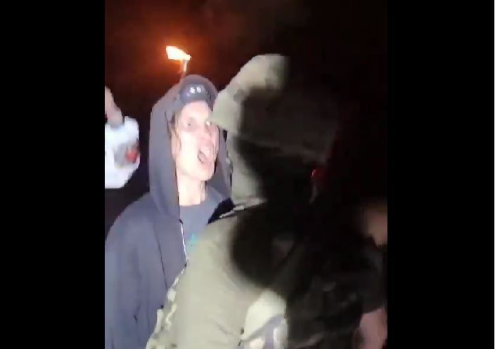 Група агрэсіўных маладзёнаў напала на жаўнераў, што ахоўваюць п (Фота: скрыншот з відэа / PyloMelo / X)