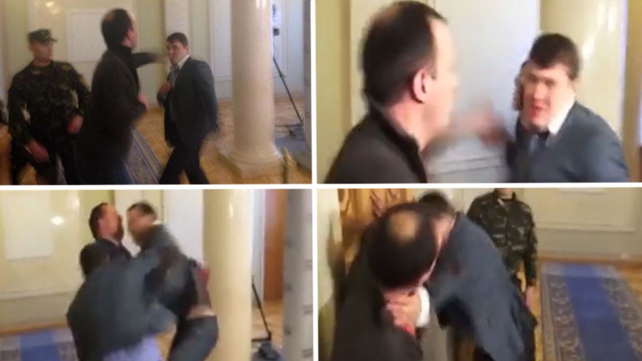 Krewkich parlamentarzystów rozdzieliła ochrona (fot. Censor.net.ua) Krewkich parlamentarzystów rozdzieliła ochrona (fot. Censor.net.ua)