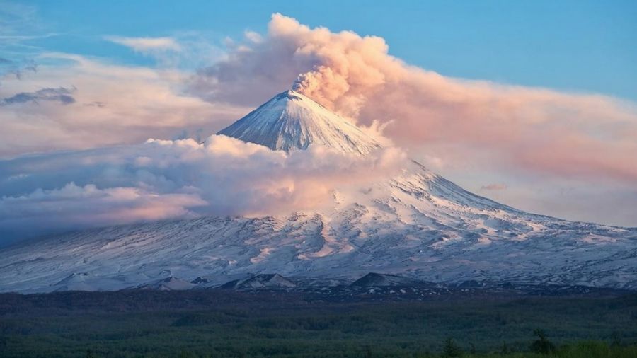 Kluczewska Sopka uznawana jest za zamieszkujące te okolice rdzenne społeczności za świętą górę (fot. Shutterstock/GENNADY TEPLITSKIY)
